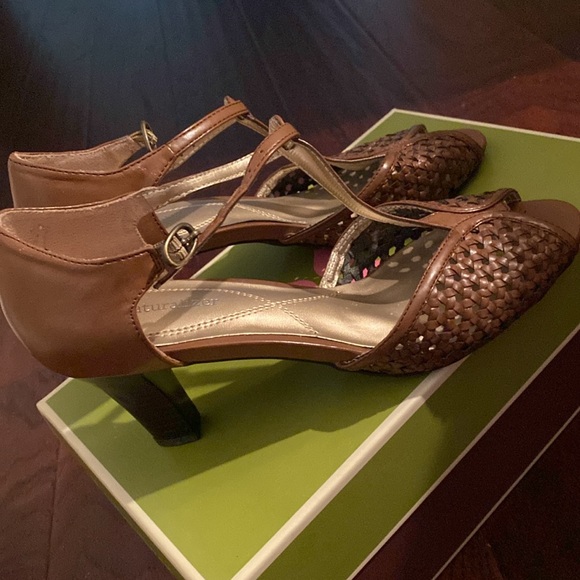 Women’s Immaculate Condition Naturalizer Brand T strap, Leather Shoe size7.5 - Picture 2 of 10